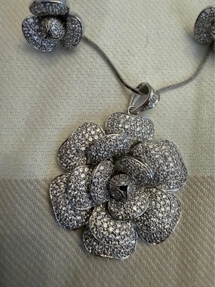 Silver-Tone Flower Pendant Necklace and Earring Set - photo 2