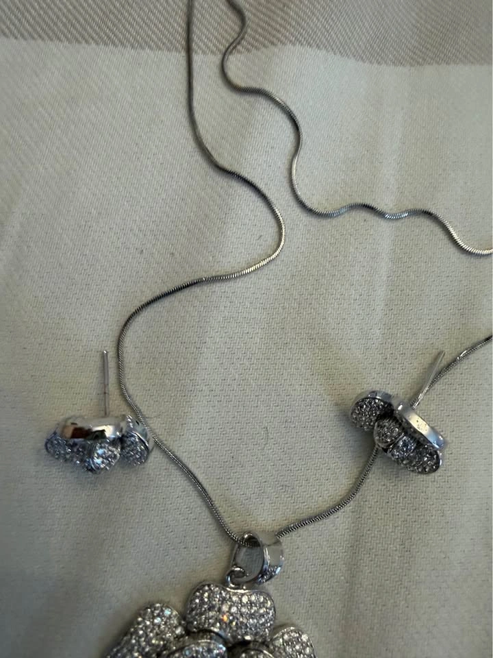 Silver-Tone Flower Pendant Necklace and Earring Set - photo 3