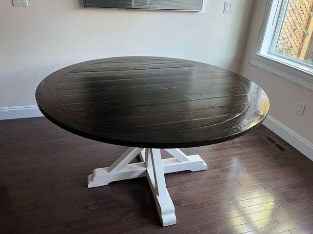 Round dining table