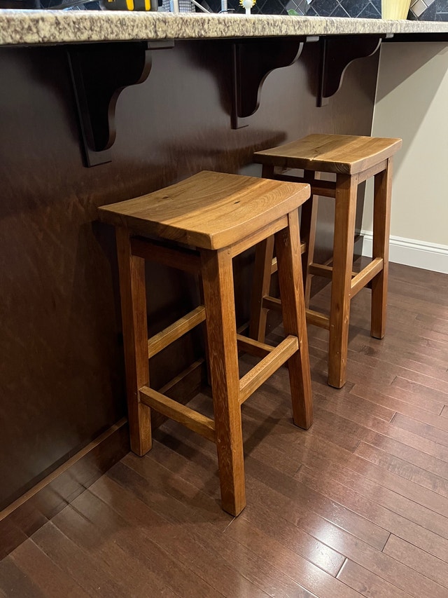2 bar stools