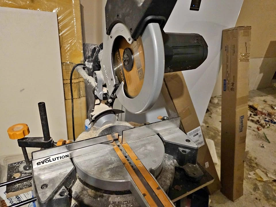 Compound miter saw
