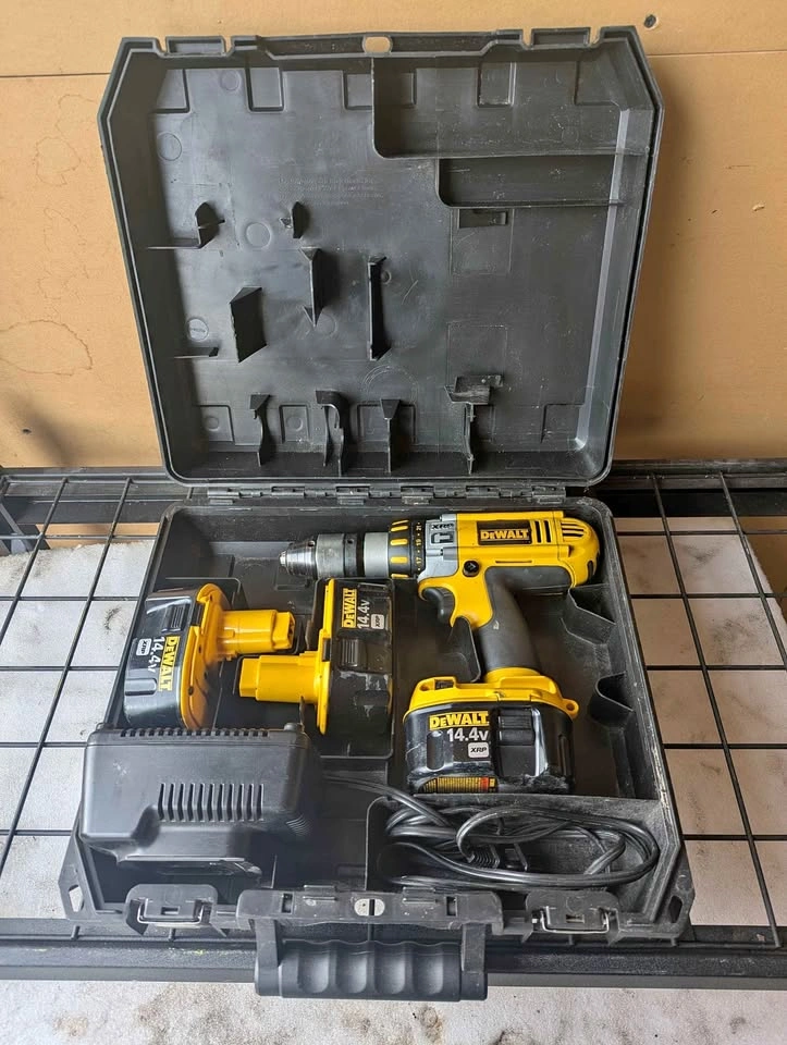 DeWalt Hammer Drill + 3 batteries & charger