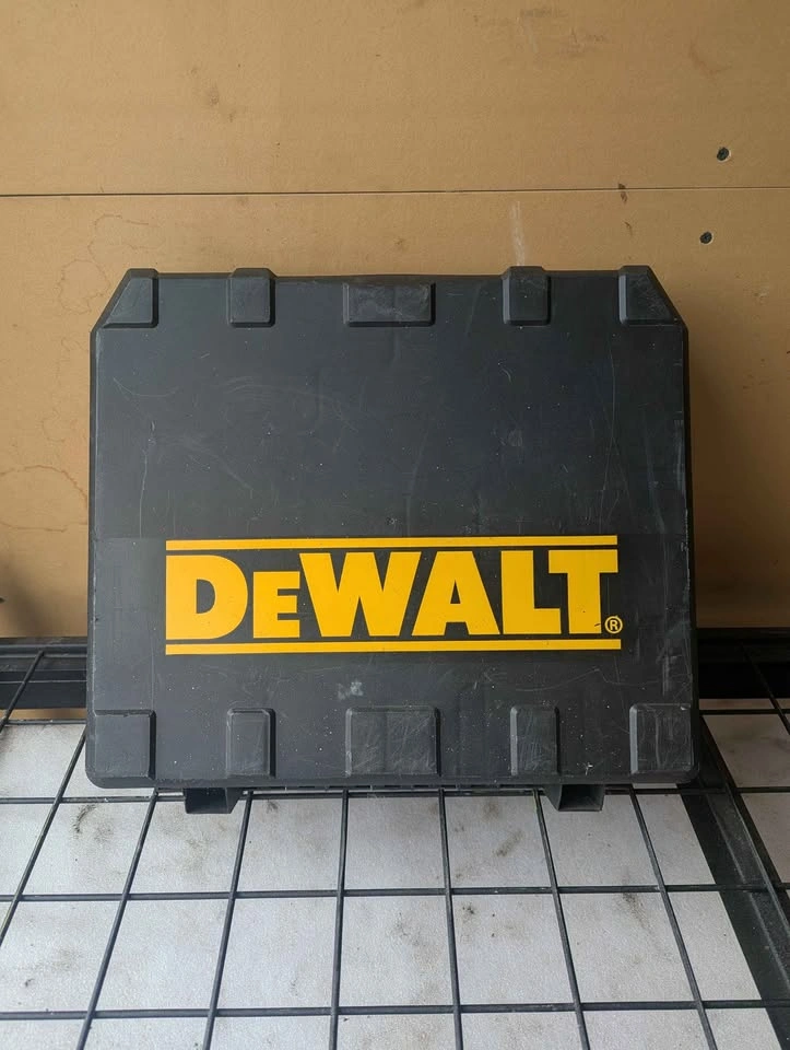 DeWalt Hammer Drill + 3 batteries & charger - photo 2