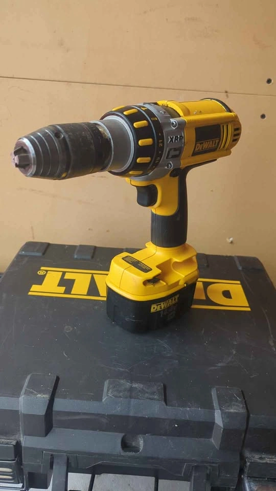 DeWalt Hammer Drill + 3 batteries & charger - photo 4