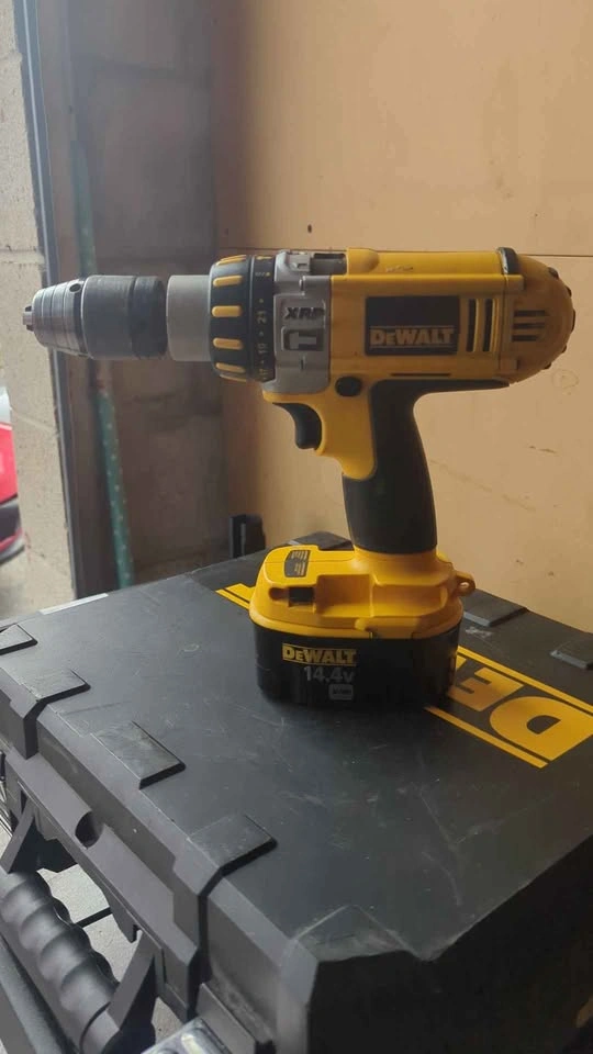 DeWalt Hammer Drill + 3 batteries & charger - photo 5