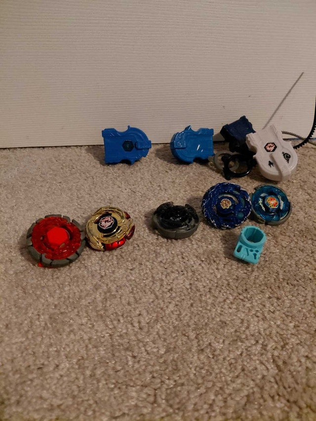 Beyblade Metal Fight Lot 5 beys, 4 launchers, 2 cords and a tool
