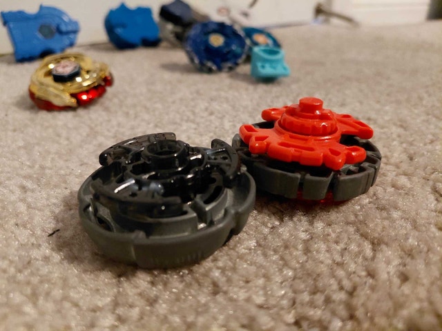Beyblade Metal Fight Lot 5 beys, 4 launchers, 2 cords and a tool - photo 2
