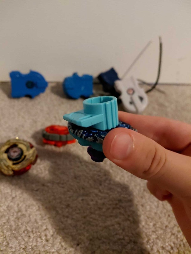 Beyblade Metal Fight Lot 5 beys, 4 launchers, 2 cords and a tool - photo 3