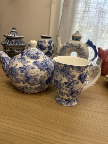 Maxwell & Williams Antique Blue Floral Teapot & Pedestal Mug Set