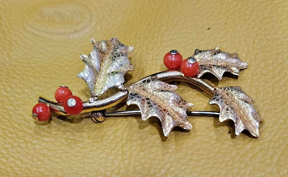 18K BIRKS GOLD HOLLY BROOCH WITH CORAL BERRIES