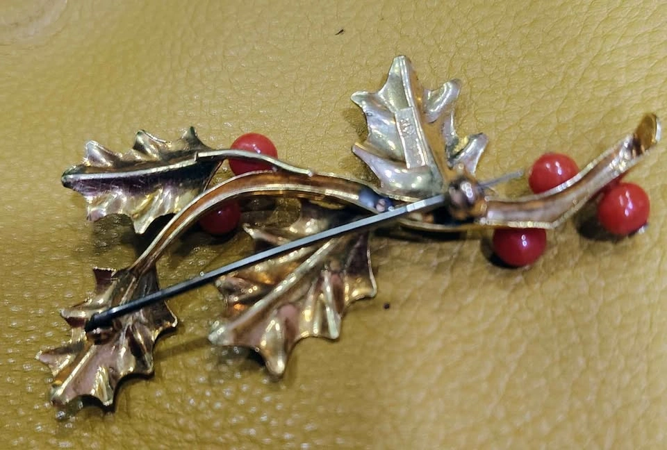 18K BIRKS GOLD HOLLY BROOCH WITH CORAL BERRIES - photo 2