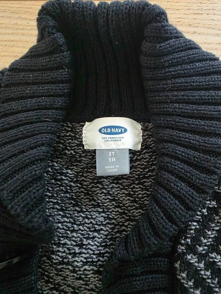 3T Old Navy sweater - photo 2