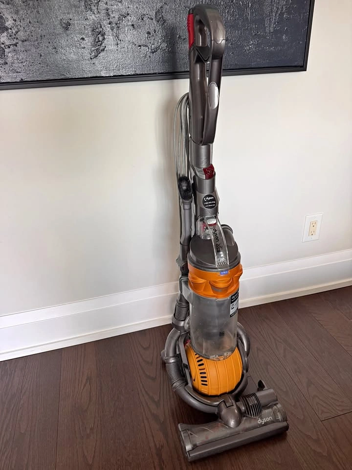 Dyson DC25 Ball Upright Vacuum - Excellent Condition