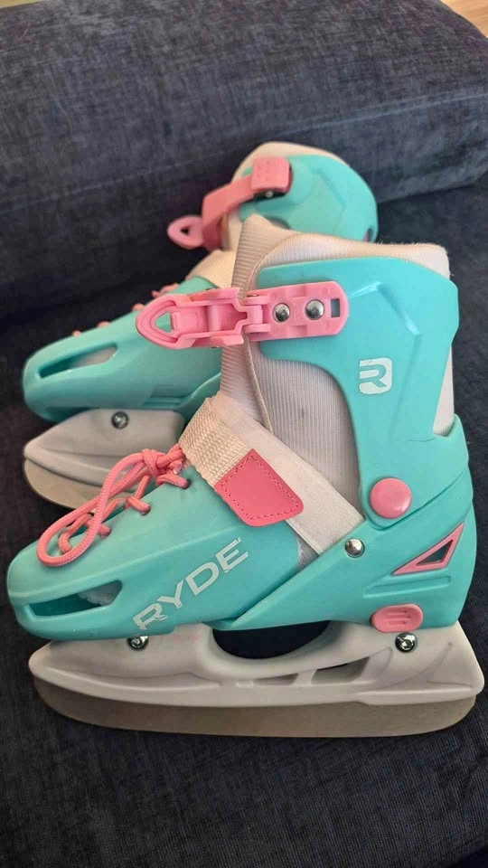 Kids adjustable ice skates