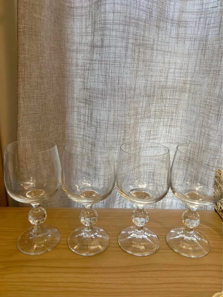 Set of 4 Crystal-Style Wine Goblets – Faceted Ball Stem