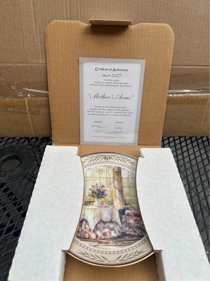 Trisha Romance Limited Edition Collector Plates - original boxes - photo 2