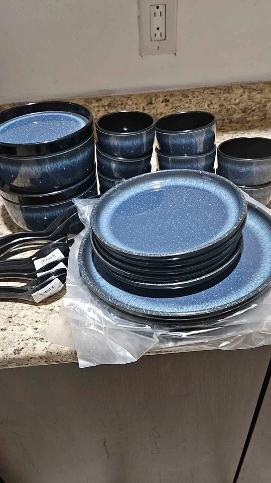 30-Piece Dinnerware Set