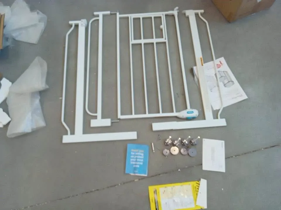 CARLSON Pet Gate w/ Small Pet Door - 29.5"-36" x 30" - White image indicator(3)