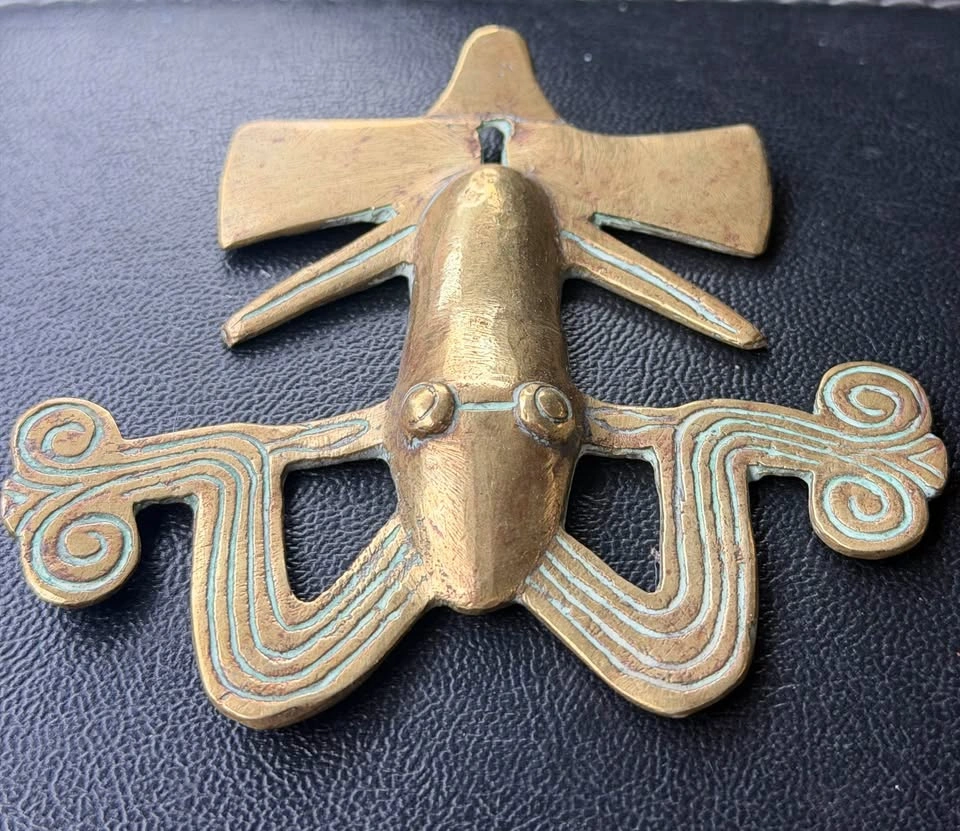 Vintage Brass Tairona Style Frog Pendant - photo 2