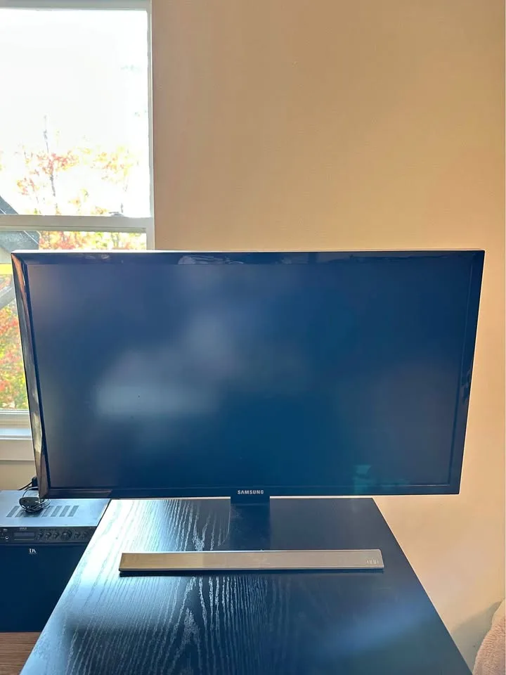 27” Samsung Monitor thumbnail