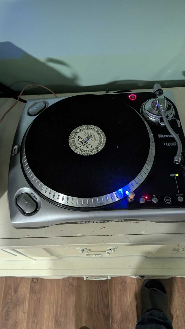 Numark tt200 Turntable