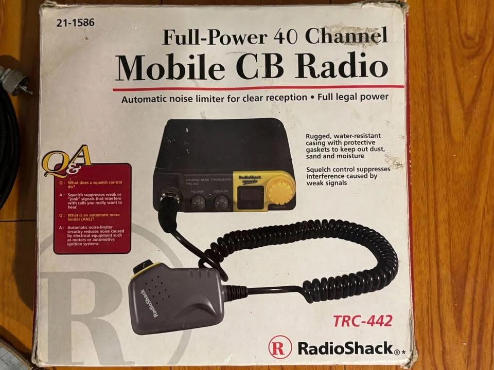 Vintage RadioShack CB Radio Model TRC-442 - photo 2