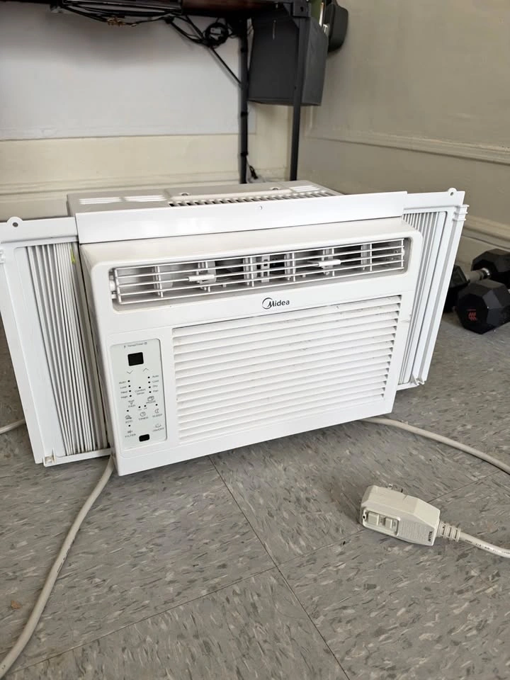 Midea 5,000 BTU Window Air Conditioner - Like New!