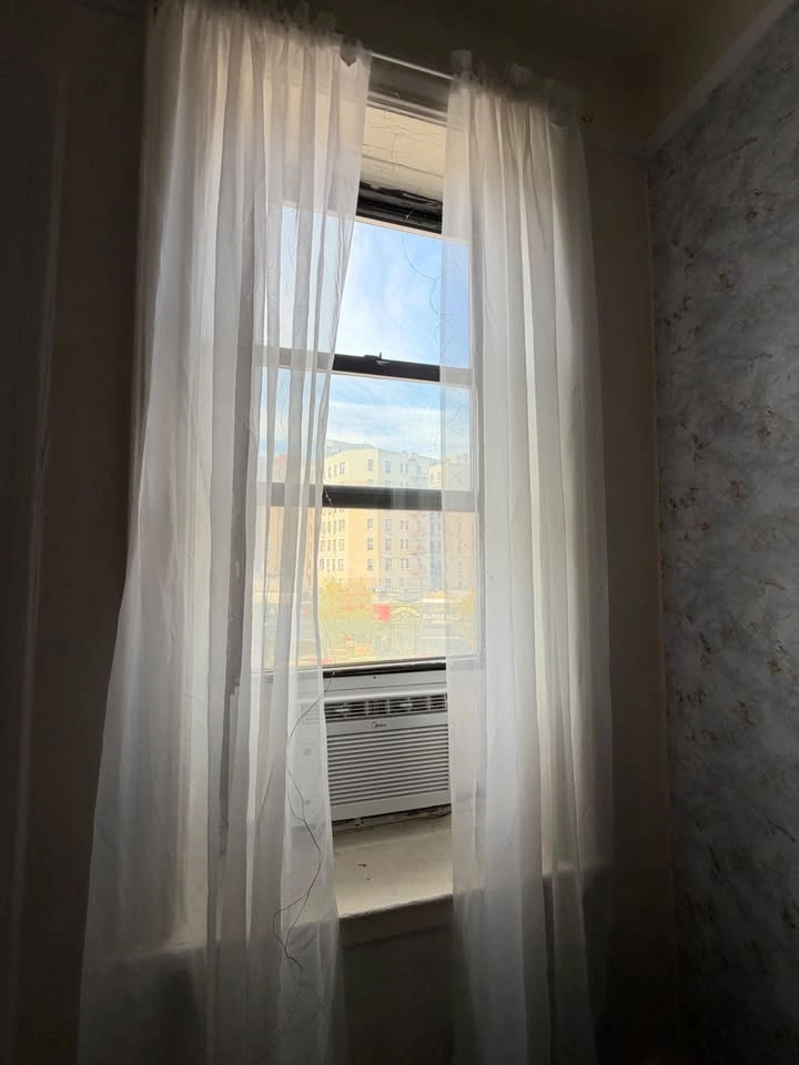 Midea 5,000 BTU Window Air Conditioner - Like New! - photo 3