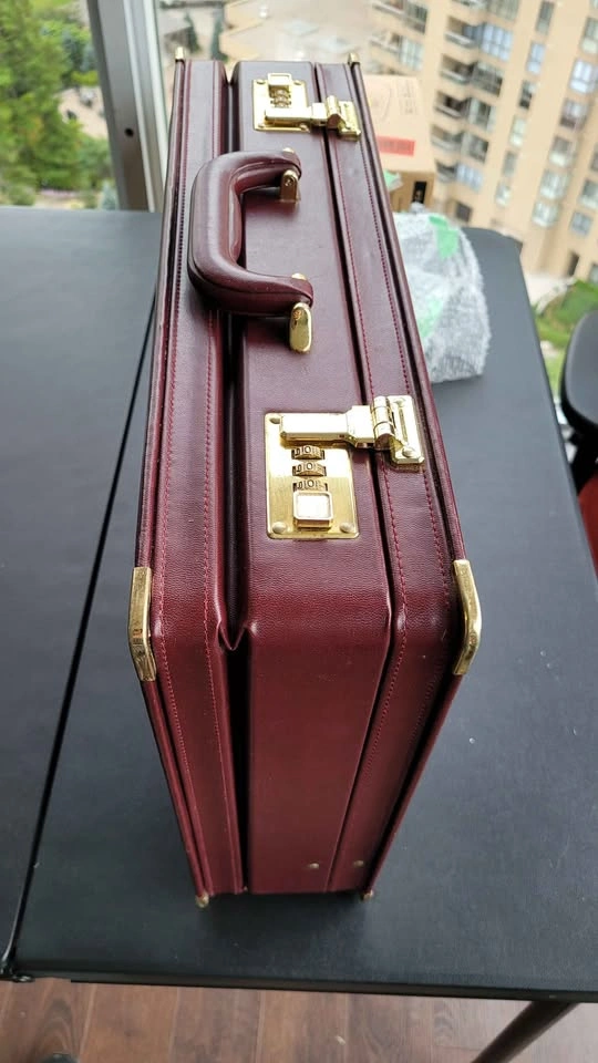 Vintage Leather Burgundy Briefcase - photo 2