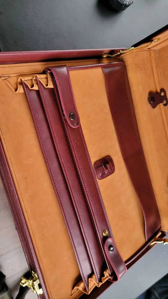 Vintage Leather Burgundy Briefcase - photo 5