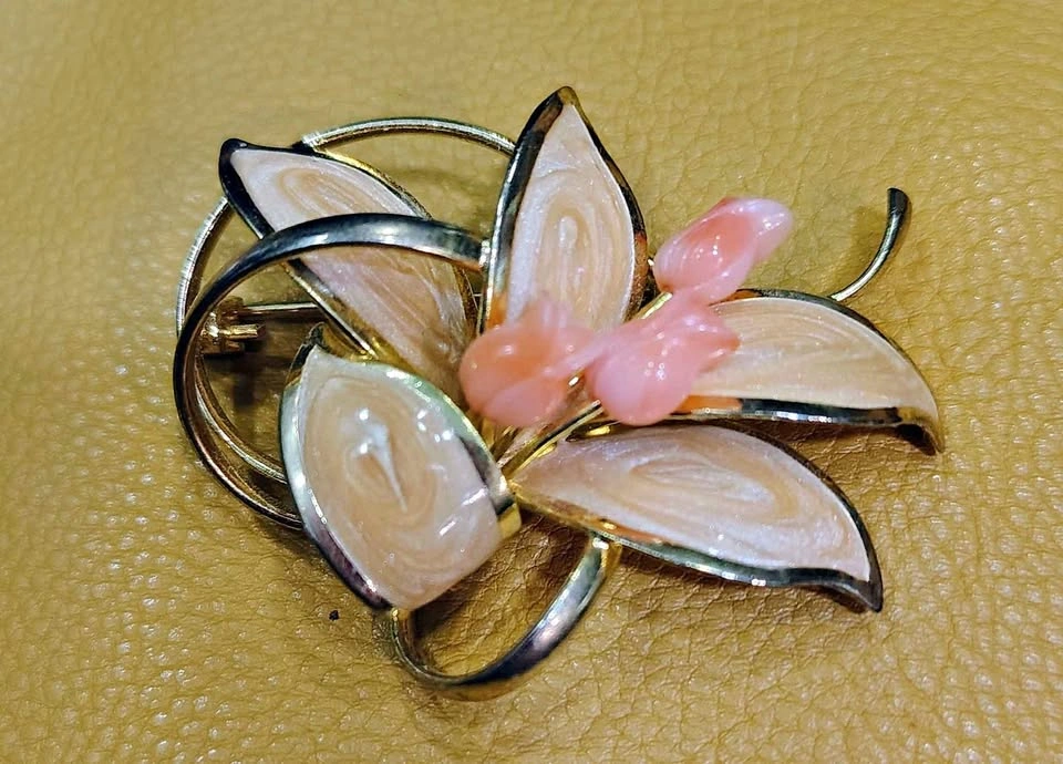 14K GOLD BROOCH WITH CORAL VENEER LEAVES AND 3 CORAL ROSES