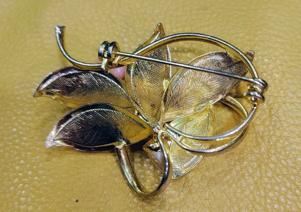 14K GOLD BROOCH WITH CORAL VENEER LEAVES AND 3 CORAL ROSES - photo 2
