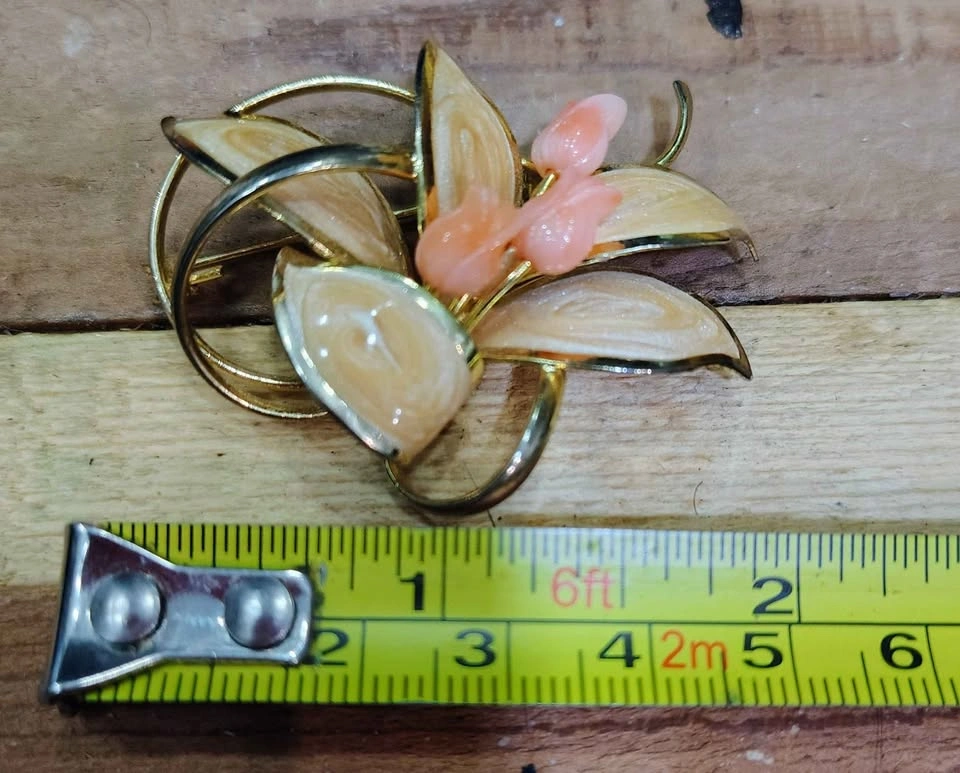 14K GOLD BROOCH WITH CORAL VENEER LEAVES AND 3 CORAL ROSES - photo 3
