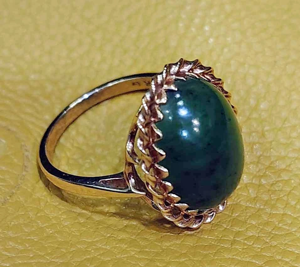 14K GOLD RING WITH JADE GEMSTONE