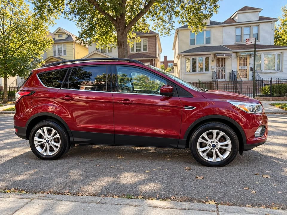 2018 Ford Escape · SE Sport SUV 4D - photo 4