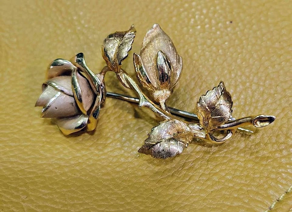 18K GOLD BROOCH 9.26 GRAMS