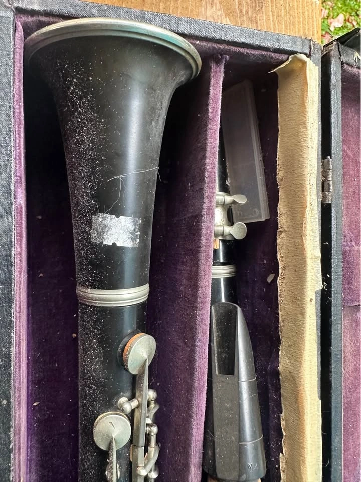 Vintage French Clarinet with Original Case, Mouthpiece & Accesso - photo 2