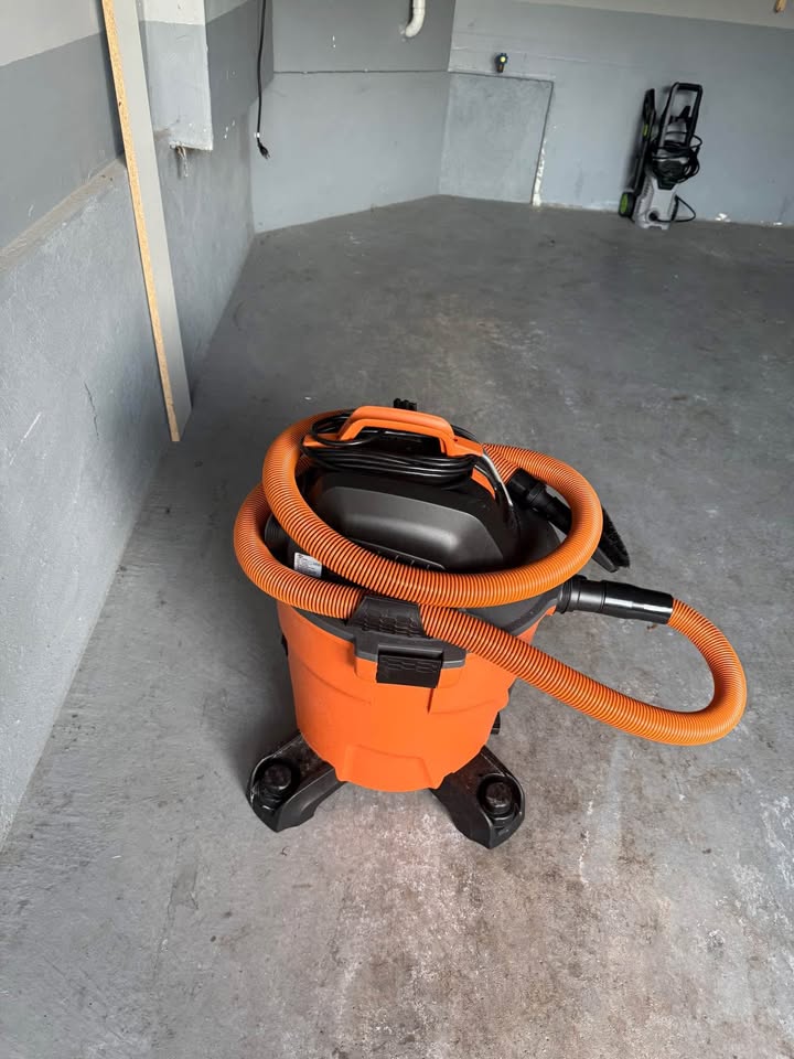 Ridgid 12 gallon wet and dry Vac 45L - photo 2