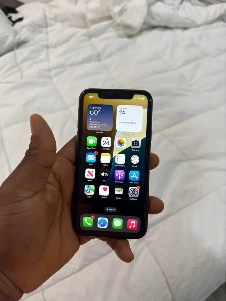 iPhone 11 – 64GB — Black— Excellent Condition image indicator(2)