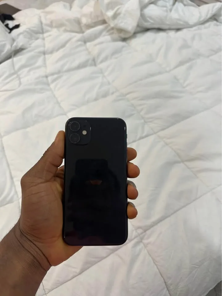 iPhone 11 – 64GB — Black— Excellent Condition image indicator(5)