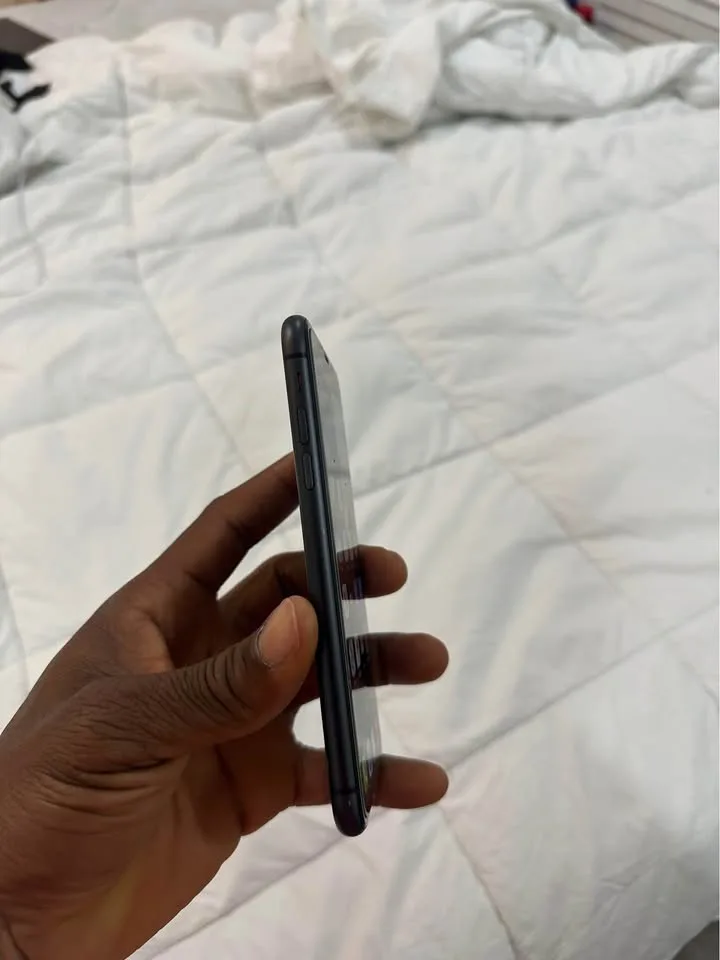 iPhone 11 – 64GB — Black— Excellent Condition image indicator(6)