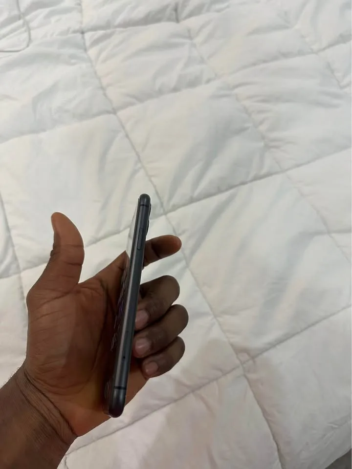 iPhone 11 – 64GB — Black— Excellent Condition image indicator(7)