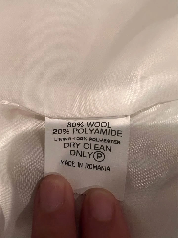 Beautiful classic cream wool-blend coat in a flattering tailored - photo 4