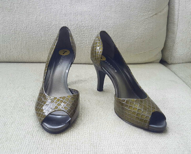 Like New! Liz Claiborne Heels - photo 2