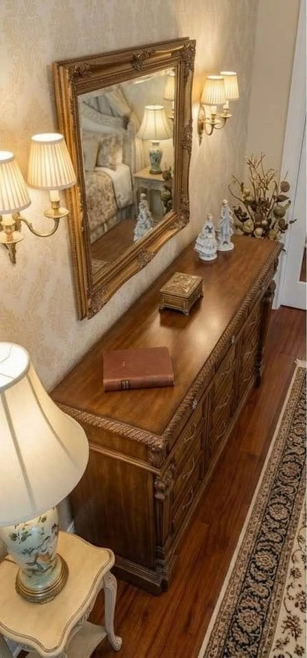 Traditional Ornate Wood Dresser ( delivery available) - photo 2