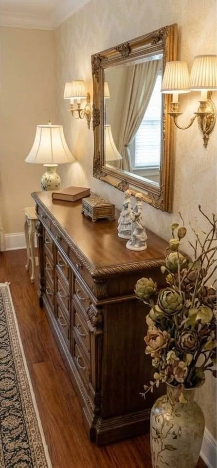 Traditional Ornate Wood Dresser ( delivery available) - photo 3