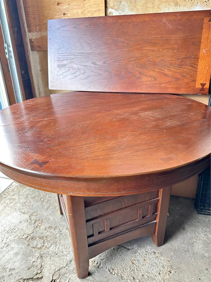 Expandable Round wood dinning table