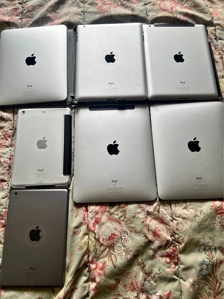Lot of 7 Apple iPads