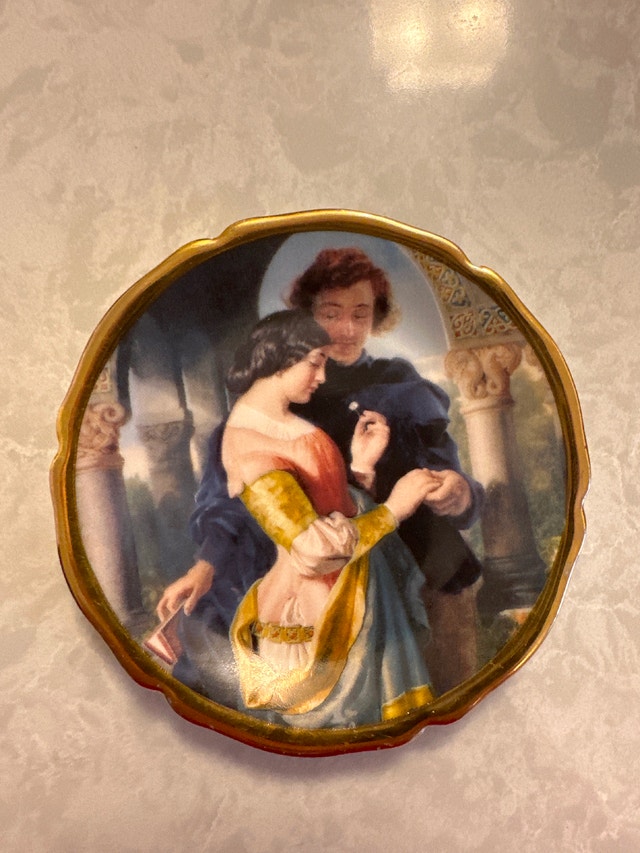 L'Étoile Porcelaine de Limoges (France) Saucer. 22K gold rim.