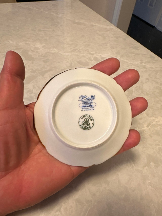 L'Étoile Porcelaine de Limoges (France) Saucer. 22K gold rim. - photo 3